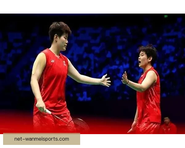 羽毛球赛场再现经典对决，谁能笑到最后？